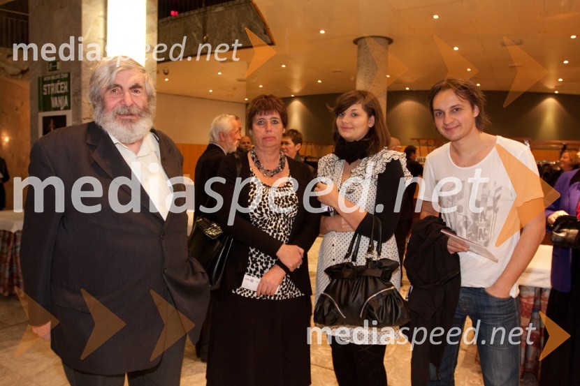 Polde Bibič, igralec, hči Katarina, vnukinja Tina in Blaž Setnikar, igralecSovražnik ljudstva, premiera v SNG Nova Gorica