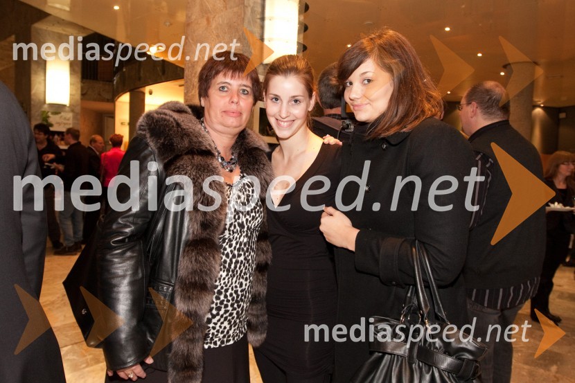 Nina Rakovec, igralka, mama Katarina in sestra TinaSovražnik ljudstva, premiera v SNG Nova Gorica