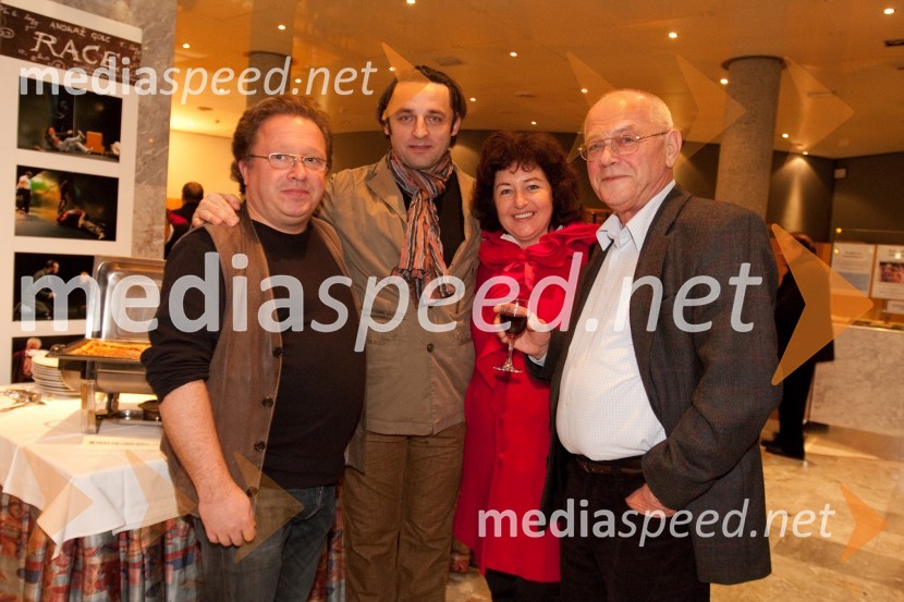 Jaša Jamnik, igralec, režiser, Gorazd Jakomini, igralec, Bine Matoh, igralec in soproga AlenkaSovražnik ljudstva, premiera v SNG Nova Gorica