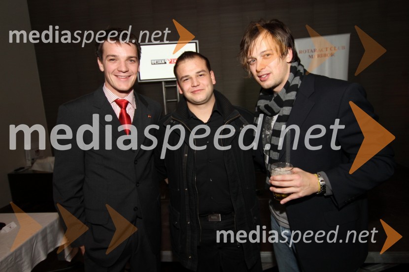 Mitja Šeško, predsednik Rotaract club Maribor, Dean Fras, član Rotaract Club Maribor in Sašo Sandič, kitaristDobrodelna dražba Rotaract cluba Maribor