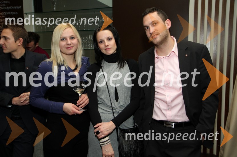 Lea Bogatin, Mojca Jurša in Mitja Grušovnik, član Rotaract MariborDobrodelna dražba Rotaract cluba Maribor