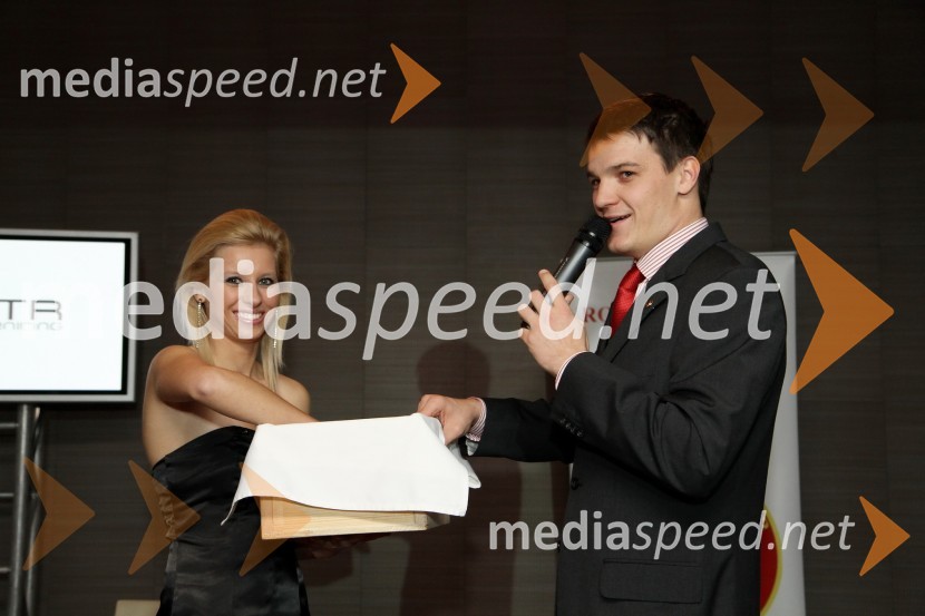 Tanja Karlovčec, hostesa in Mitja Šeško, predsednik Rotaract club MariborDobrodelna dražba Rotaract cluba Maribor