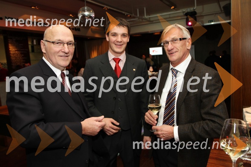 Vlado Podhostnik, Rotary Club Maribor, Mitja Šeško, predsednik Rotaract club Maribor in Alojz Kolenc, zdravnikDobrodelna dražba Rotaract cluba Maribor