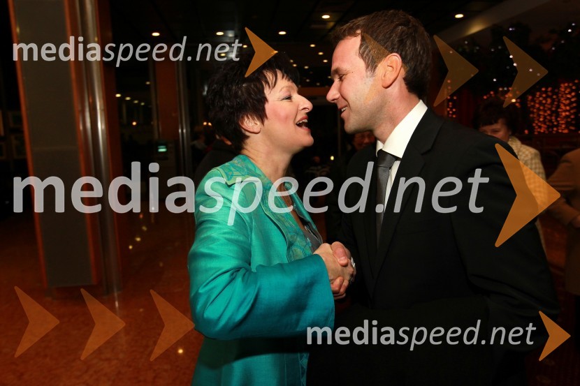 Irena Polak Fištravec, povezovalka prireditve in Borut Cvetkovič, direktor podjetja Radgonske gorice d.d.Dobrodelni Miklavžev koncert Big benda Glasbene šole Gornja Radgona z Otom Pestnerjem