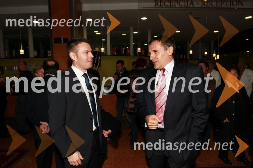 Sandi Brumen, vodja marketinga Radgonske gorice, d.d. in Branko Kurbus, predsednik uprave Arcont d.d.Dobrodelni Miklavžev koncert Big benda Glasbene šole Gornja Radgona z Otom Pestnerjem