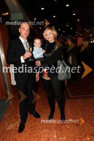 Tomaž Polak, ravnatelj Glasbene šole Gornja Radgona, soproga Darja in sinDobrodelni Miklavžev koncert Big benda Glasbene šole Gornja Radgona z Otom Pestnerjem