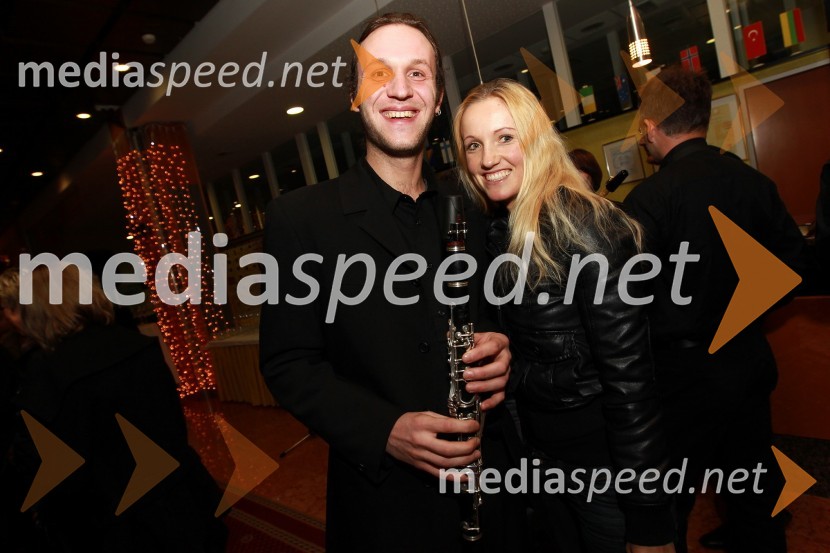 Jernej Senegačnik, dirigent in trobentač ter punca Mateja MazganDobrodelni Miklavžev koncert Big benda Glasbene šole Gornja Radgona z Otom Pestnerjem