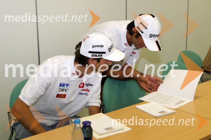 Rok Benkovič in Primož Peterka, smučarska skakalcaSlovenska nordijska reprezentanca - podpis s sponzorji