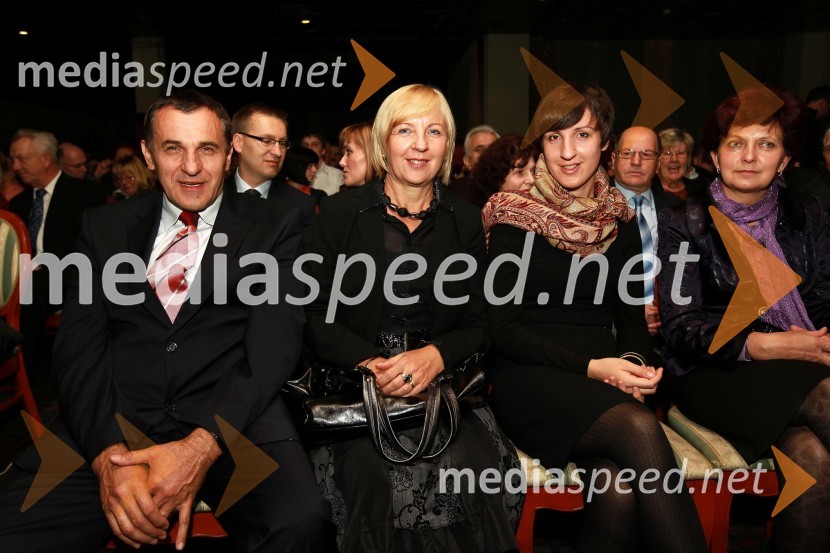 Branko Kurbus, predsednik uprave Arcont d.d., soproga Breda in hčiDobrodelni Miklavžev koncert Big benda Glasbene šole Gornja Radgona z Otom Pestnerjem