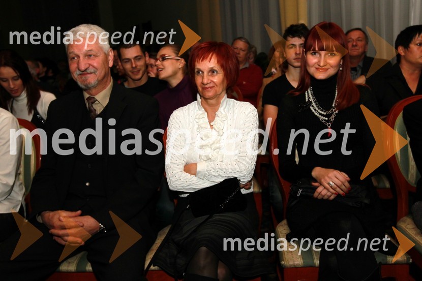 Franc Pižmoht, župan občine Apače, soproga Mira ter hči Franja Pižmoht, novinarkaDobrodelni Miklavžev koncert Big benda Glasbene šole Gornja Radgona z Otom Pestnerjem