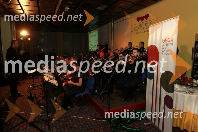 Big band Glasbene šole Gornja Radgona & Radgonske goriceDobrodelni Miklavžev koncert Big benda Glasbene šole Gornja Radgona z Otom Pestnerjem