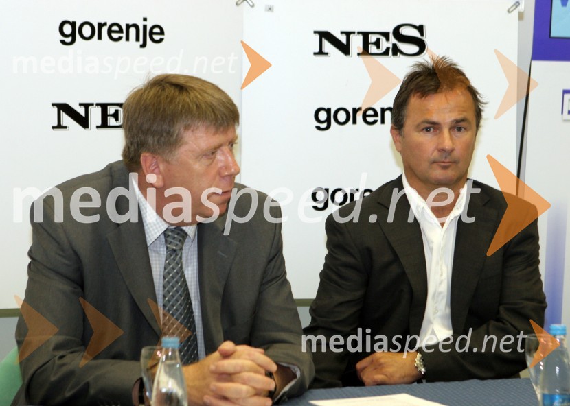 Drago Bahun, član uprave Gorenja in Primož Ulaga, vodja ekipe za smučarske skokeSlovenska nordijska reprezentanca - podpis s sponzorji