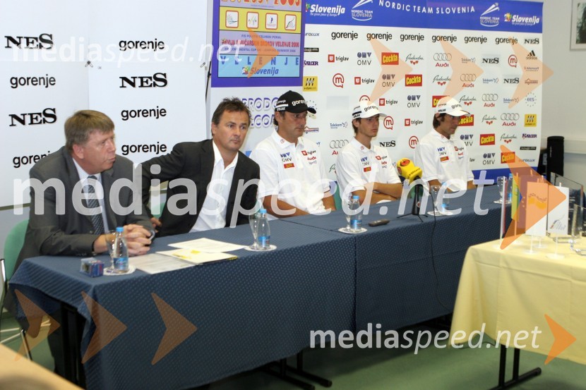 Drago Bahun, član uprave Gorenja, Primož Ulaga, vodja ekipe za smučarske skoke, Vasja Bajc, novi trener smučarskih skakalcev, Rok Benkovič, smučarski skakalec in Primož Peterka, smučarski skakalecSlovenska nordijska reprezentanca - podpis s sponzorji