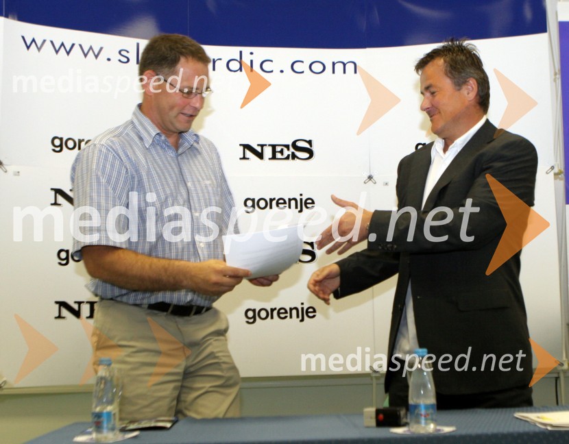 Roman Domjan, komercialni direktor podjetja Askot d.o.o. in Primož Ulaga, vodja ekipe za smučarske skokeSlovenska nordijska reprezentanca - podpis s sponzorji