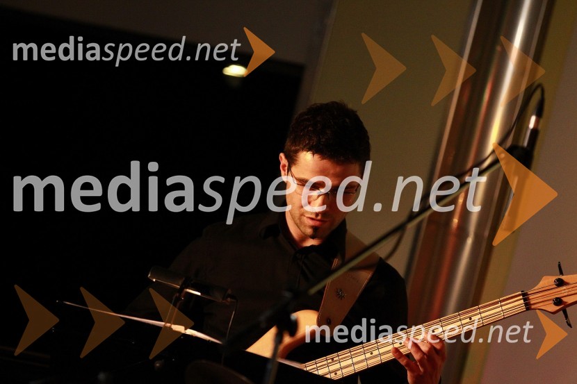 Andrej Tibaut, kitarist in učitelj na Glasbeni šoli Gornja RadgonaDobrodelni Miklavžev koncert Big benda Glasbene šole Gornja Radgona z Otom Pestnerjem