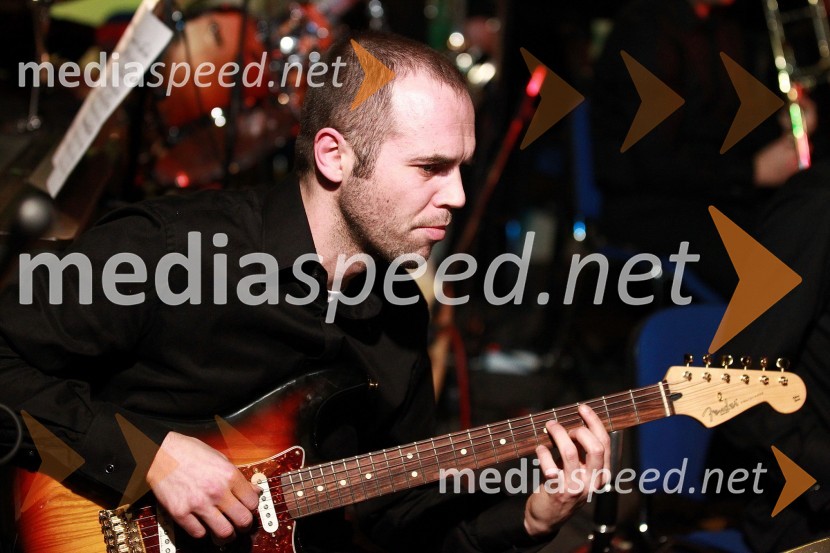 Samo Ismajlovič, kitarist in učitelj na Glasbeni šoli Gornja RadgonaDobrodelni Miklavžev koncert Big benda Glasbene šole Gornja Radgona z Otom Pestnerjem