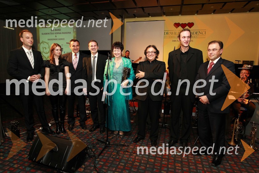 Tomaž Polak, ravnatelj Glasbene šole Gornja Radgona, Urška Orešič, skladateljica, Branko Kurbus, predsednik uprave Arcont d.d., Borut Cvetkovič, direktor podjetja Radgonske gorice d.d., Irena Polak Fištravec, povezovalka dogodka, Borut Cvetkovič, direktor podjetja Radgonske gorice, Oto Pestner, pevec, Jernej Senegačnik, dirigent in trobentač ter Mladen Kučiš, direktor Zdravilišča RadenciDobrodelni Miklavžev koncert Big benda Glasbene šole Gornja Radgona z Otom Pestnerjem