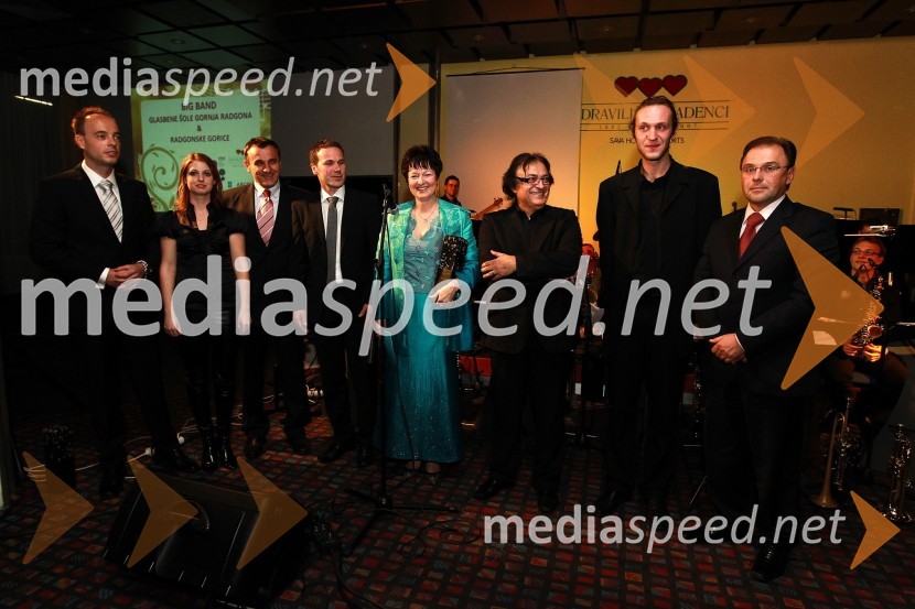 Tomaž Polak, ravnatelj Glasbene šole Gornja Radgona, Urška Orešič, skladateljica, Branko Kurbus, predsednik uprave Arcont d.d., Borut Cvetkovič, direktor podjetja Radgonske gorice d.d., Irena Polak Fištravec, povezovalka dogodka, Borut Cvetkovič, direktor podjetja Radgonske gorice, Oto Pestner, pevec, Jernej Senegačnik, dirigent in trobentač ter Mladen Kučiš, direktor Zdravilišča RadenciDobrodelni Miklavžev koncert Big benda Glasbene šole Gornja Radgona z Otom Pestnerjem