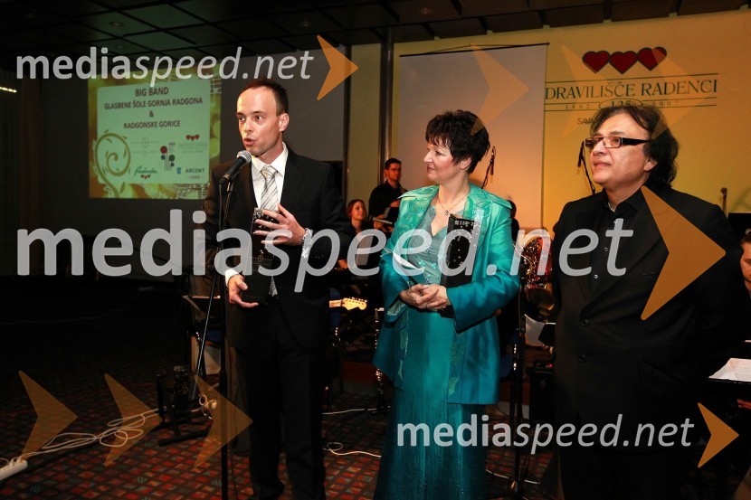 Tomaž Polak, ravnatelj Glasbene šole Gornja Radgona, Irena Polak Fištravec, povezovalka dogodka in Oto Pestner, pevecDobrodelni Miklavžev koncert Big benda Glasbene šole Gornja Radgona z Otom Pestnerjem