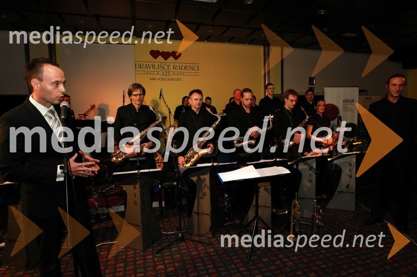 Tomaž Polak, ravnatelj Glasbene šole Gornja Radgona in Big band Glasbene šole Gornja Radgona & Radgonske goriceDobrodelni Miklavžev koncert Big benda Glasbene šole Gornja Radgona z Otom Pestnerjem