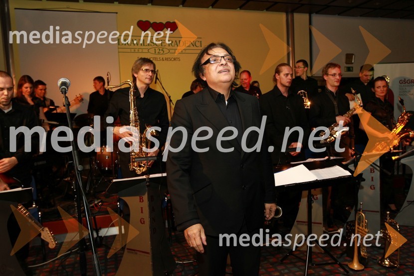 Oto Pestner, pevec in Big band Glasbene šole Gornja Radgona & Radgonske goriceDobrodelni Miklavžev koncert Big benda Glasbene šole Gornja Radgona z Otom Pestnerjem