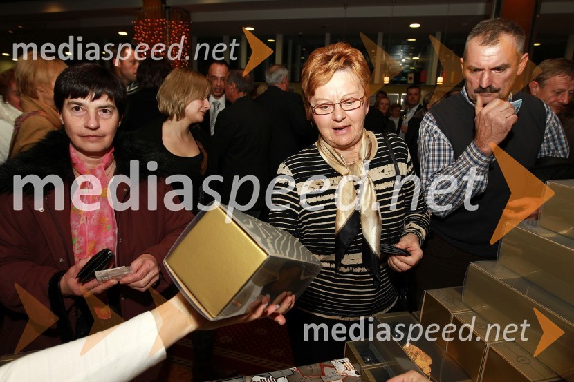 Dobrodelni nakup Miklavževega vinaDobrodelni Miklavžev koncert Big benda Glasbene šole Gornja Radgona z Otom Pestnerjem