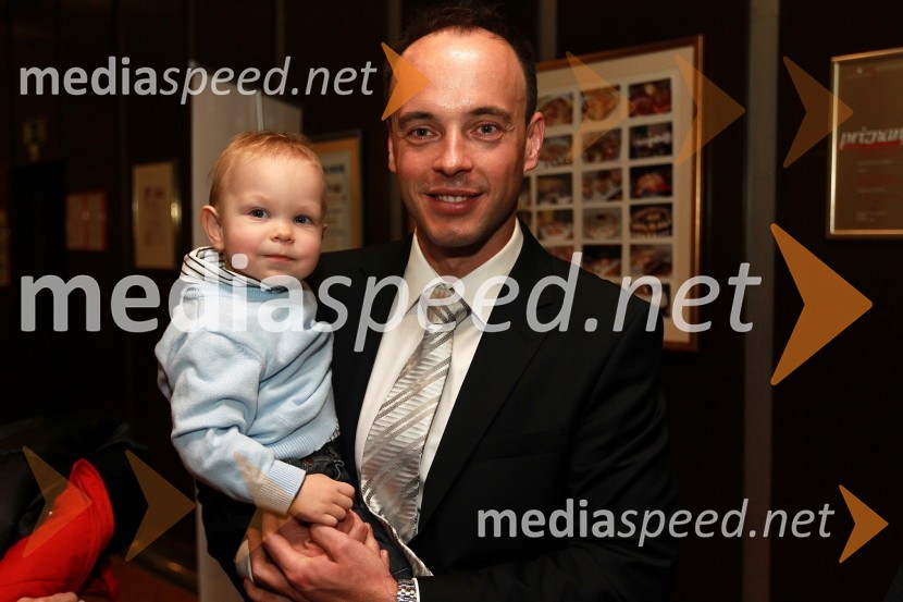 Tomaž Polak, ravnatelj Glasbene šole Gornja Radgona s sinomDobrodelni Miklavžev koncert Big benda Glasbene šole Gornja Radgona z Otom Pestnerjem