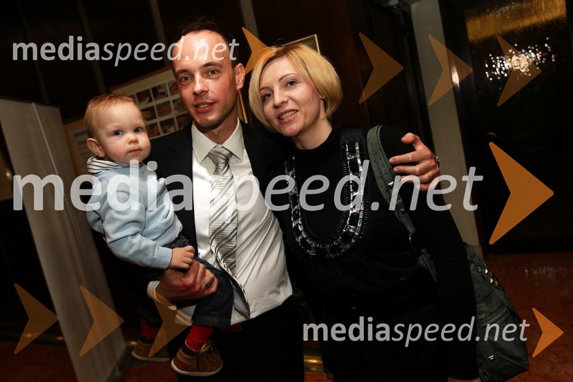 Tomaž Polak, ravnatelj Glasbene šole Gornja Radgona, soproga Darja in sinDobrodelni Miklavžev koncert Big benda Glasbene šole Gornja Radgona z Otom Pestnerjem