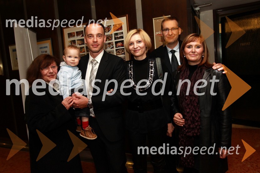 Dragica Černe, Tomaž Polak, ravnatelj Glasbene šole Gornja Radgona, soproga Darja in sin ter Tanja Zorjan in Aleksander Tušek, odvetniška pisarna TušekDobrodelni Miklavžev koncert Big benda Glasbene šole Gornja Radgona z Otom Pestnerjem