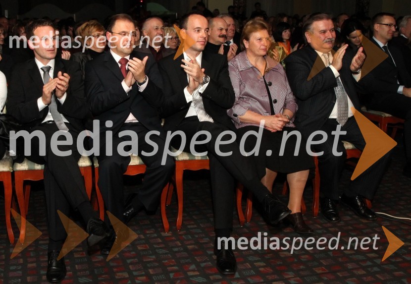 Borut Cvetkovič, direktor podjetja Radgonske gorice, Mladen Kučiš, direktor Zdravilišča Radenci, Tomaž Polak, ravnatelj Glasbene šole Gornja Radgona, Marija Rihtarič in Janez Rihtarič, župan občine RadenciDobrodelni Miklavžev koncert Big benda Glasbene šole Gornja Radgona z Otom Pestnerjem