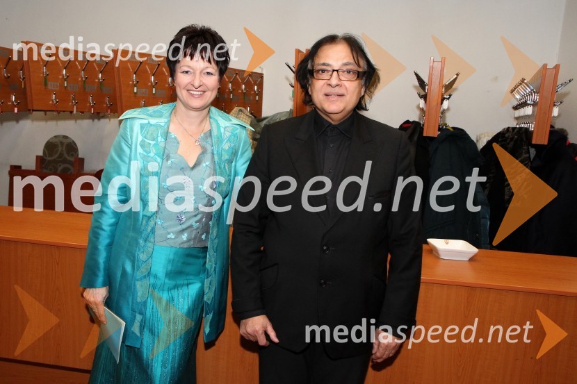 Irena Polak Fištravec, povezovalka dogodka in Oto Pestner, pevecDobrodelni Miklavžev koncert Big benda Glasbene šole Gornja Radgona z Otom Pestnerjem