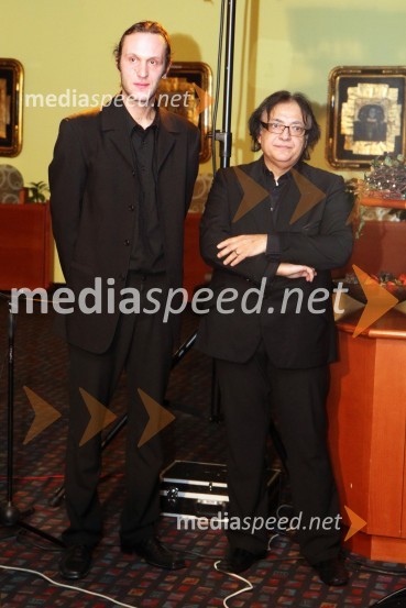 Jernej Senegačnik, dirigent in trobentač ter Oto Pestner, pevecDobrodelni Miklavžev koncert Big benda Glasbene šole Gornja Radgona z Otom Pestnerjem