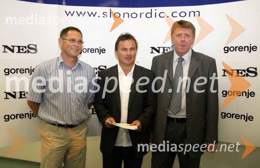 Roman Domjan, komercialni direktor podjetja Askot d.o.o., Primož Ulaga, vodja ekipe za smučarske skoke in Drago Bahun, član uprave GorenjaSlovenska nordijska reprezentanca - podpis s sponzorji