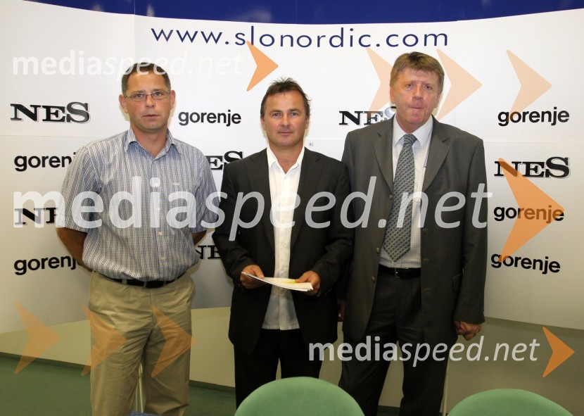 Roman Domjan, komercialni direktor podjetja Askot d.o.o., Primož Ulaga, vodja ekipe za smučarske skoke in Drago Bahun, član uprave GorenjaSlovenska nordijska reprezentanca - podpis s sponzorji
