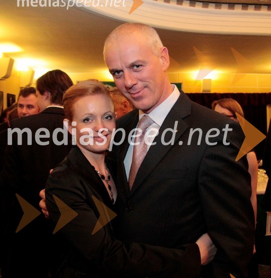 Mag. Tina Kosi, upravnica SLG Celje in Zdenko Podlesnik, direktor CBH d.o.o. (Celjska borzno posredniška hiša) ter predsednik Sveta SLG Celje60 let Slovenskega ljudskega gledališča Celje