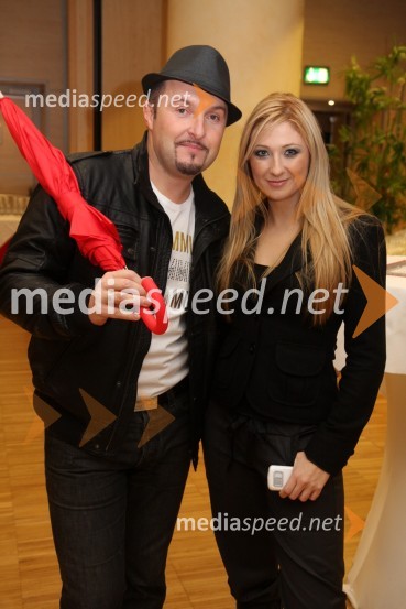 Frenk Nova, glasbenik in Kaly Kolonič, odnosi z javnostjoSvečana prednovoletna zabava Agencije Ekskluzivno ter predstavitev koledarja Ledenovroče 2011