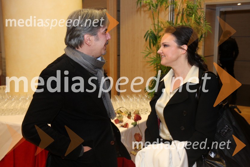 	Davor Radolfi, hrvaški pevec in Alenka Gotar, pevkaSvečana prednovoletna zabava Agencije Ekskluzivno ter predstavitev koledarja Ledenovroče 2011