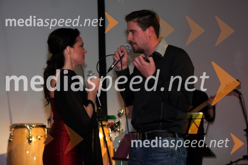 Alenka Gotar, pevka in Iztok Gustinčič, pevec skupine SonsSvečana prednovoletna zabava Agencije Ekskluzivno ter predstavitev koledarja Ledenovroče 2011