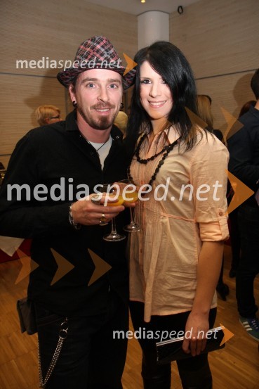 Marjan Novina, pevec in punca Petra 	Svečana prednovoletna zabava Agencije Ekskluzivno ter predstavitev koledarja Ledenovroče 2011