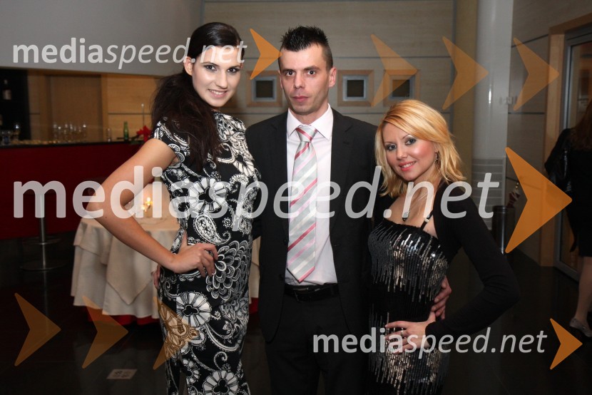 Sandra Skutnik, druga spremljevalka Miss Slovenije 2010, Andrej Košar, direktor Agencije CTRL in Dina Ćurić, eventmanager agencije CTRL v VelejaparkuSvečana prednovoletna zabava Agencije Ekskluzivno ter predstavitev koledarja Ledenovroče 2011