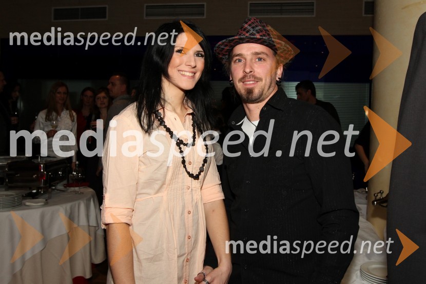 Marjan Novina, pevec in punca PetraSvečana prednovoletna zabava Agencije Ekskluzivno ter predstavitev koledarja Ledenovroče 2011