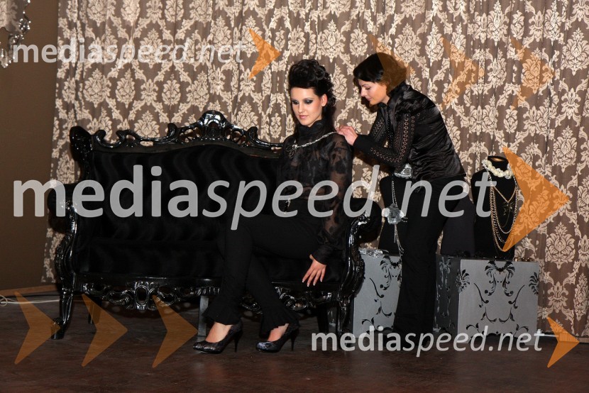 Senta Margan, manekenka in Polona Poklukar, oblikovalka nakitaModna revija Strast Art