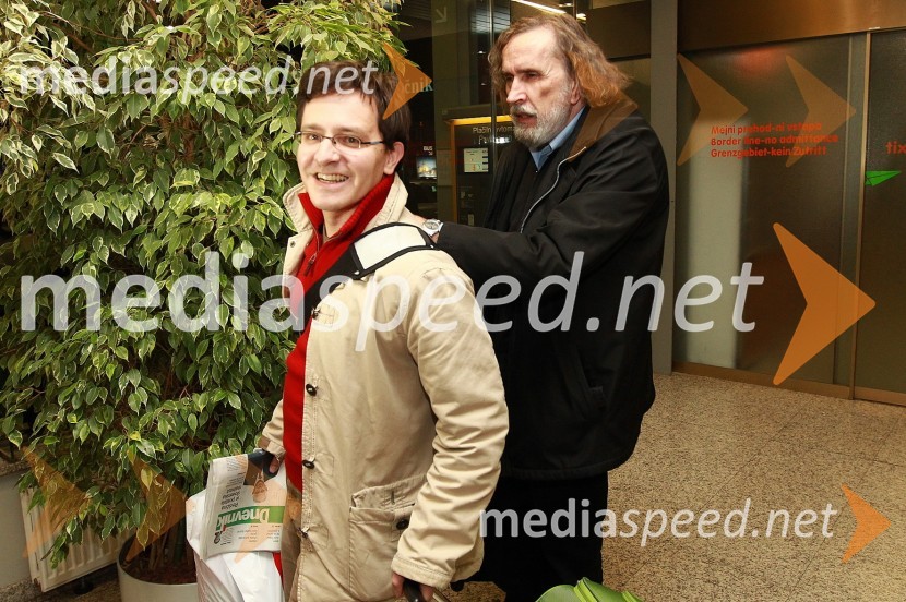 Luj Šprohar, slovenski pisatelj in spremljevalec Damijan JagodicKevin Costner pristal v Sloveniji