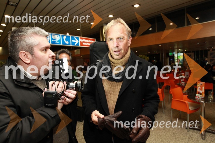 Bojan Zemljič, videoreporter in Kevin Costner, ameriški igralec in glasbenikKevin Costner pristal v Sloveniji