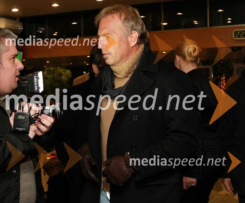 Bojan Zemljič, videoreporter in Kevin Costner, ameriški igralec in glasbenikKevin Costner pristal v Sloveniji
