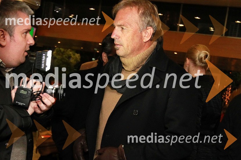 Bojan Zemljič, videoreporter in Kevin Costner, ameriški igralec in glasbenikKevin Costner pristal v Sloveniji