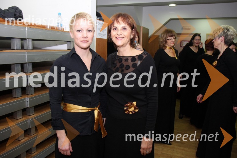 Zsuzsa Budavari Novak, dirigentka Akademskega pevskega zbora Maribor ter Ženskega pevskega zbora Glasbena matica in Andreja Kračun, predsednica dobrodelnega združenja Koraki za korakceZdruženje Koraki za korakce, dobrodelni božični koncert