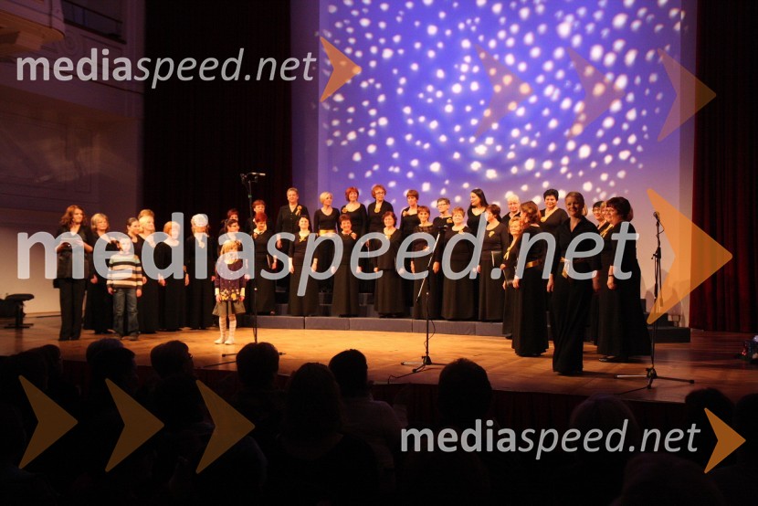 Ženski pevski zbor Glasbena Matica Maribor in Zsuzsa Budavari Novak, dirigentka Akademskega pevskega zbora Maribor ter Ženskega pevskega zbora Glasbena maticaZdruženje Koraki za korakce, dobrodelni božični koncert