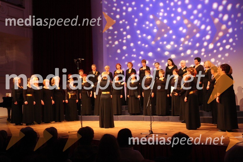 Ženski pevski zbor Glasbena Matica Maribor in Zsuzsa Budavari Novak, dirigentka Akademskega pevskega zbora Maribor ter Ženskega pevskega zbora Glasbena maticaZdruženje Koraki za korakce, dobrodelni božični koncert