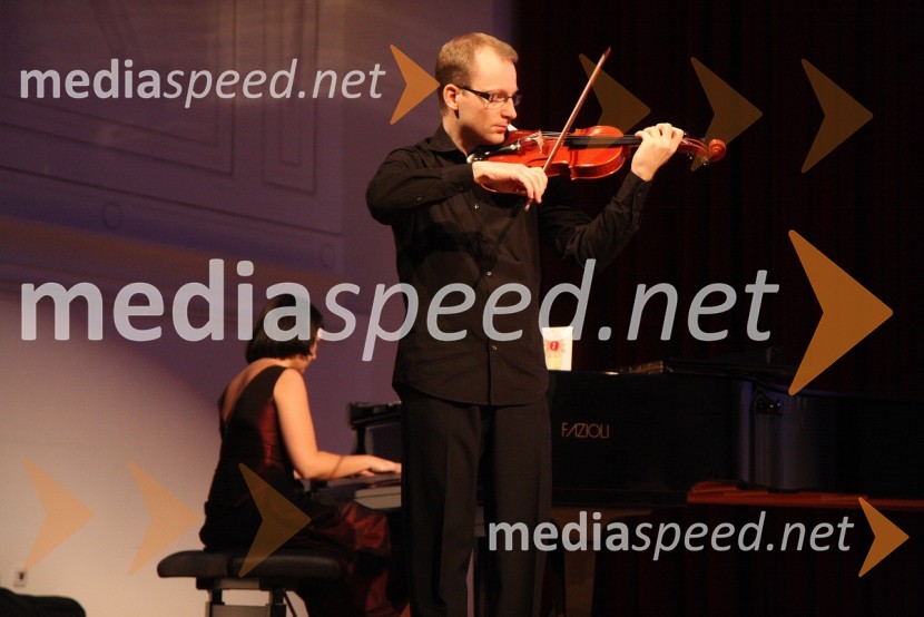 Peter Kuhar, violinistZdruženje Koraki za korakce, dobrodelni božični koncert